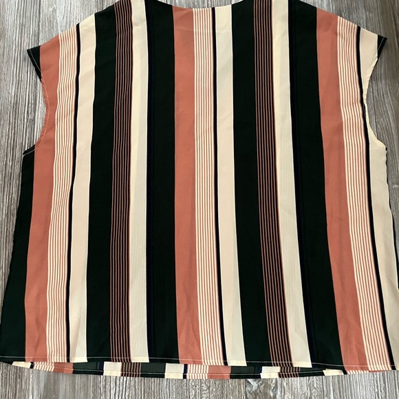 🌸 SHEIN Curve Vertical Stripe Sleeveless Top - Picture 4 of 5